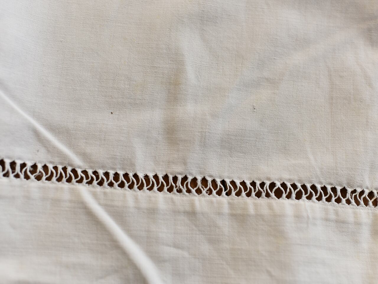 白地にイニシャルが入った裾模様が可愛いリネンシーツ *フレンチアンティーク