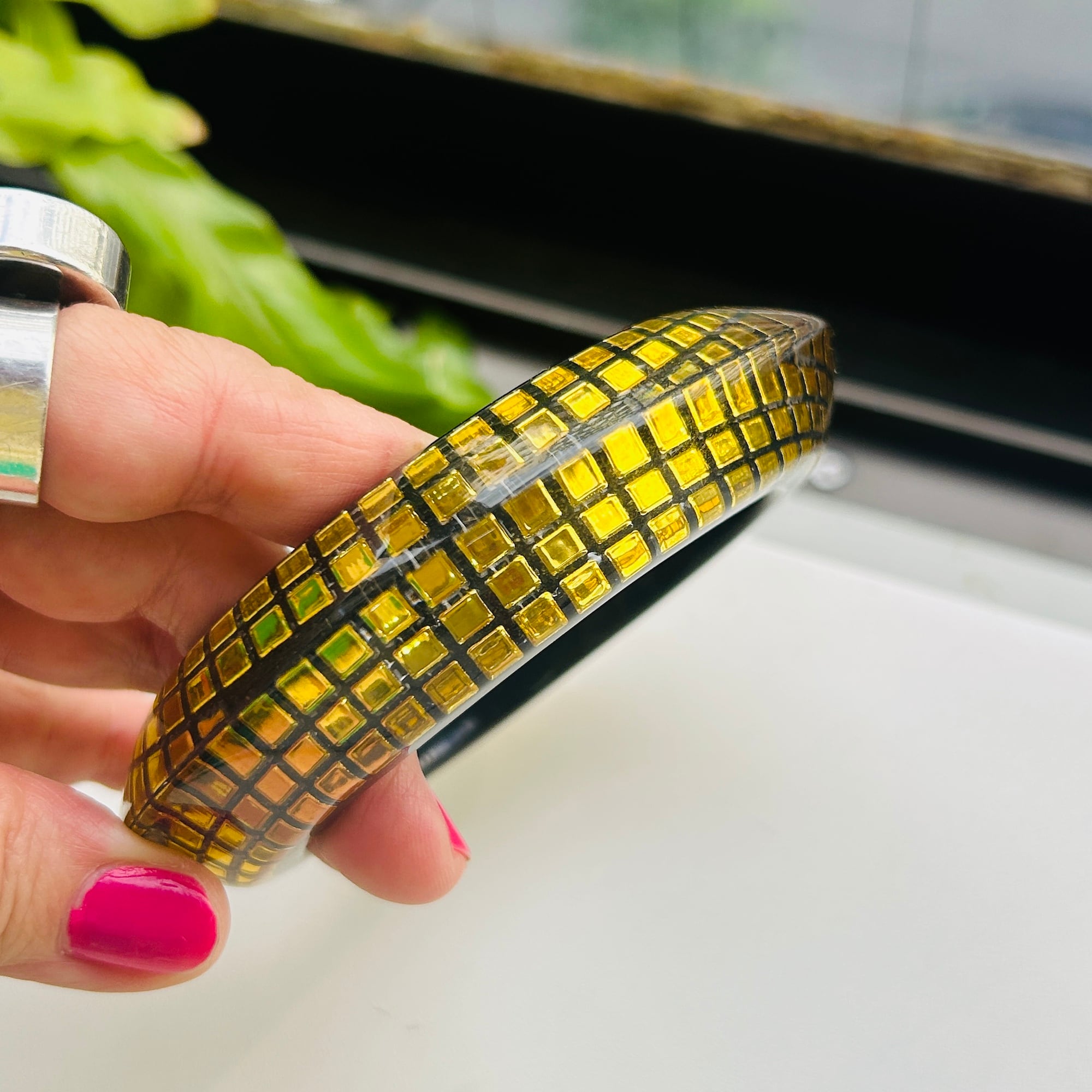 Lucite ゴールドタイルバングル | Milo Antiques & Vintage