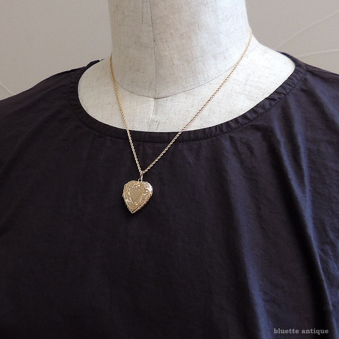 英国アンティークジュエリー 9ctゴールド ハートロケット【忘れな草
