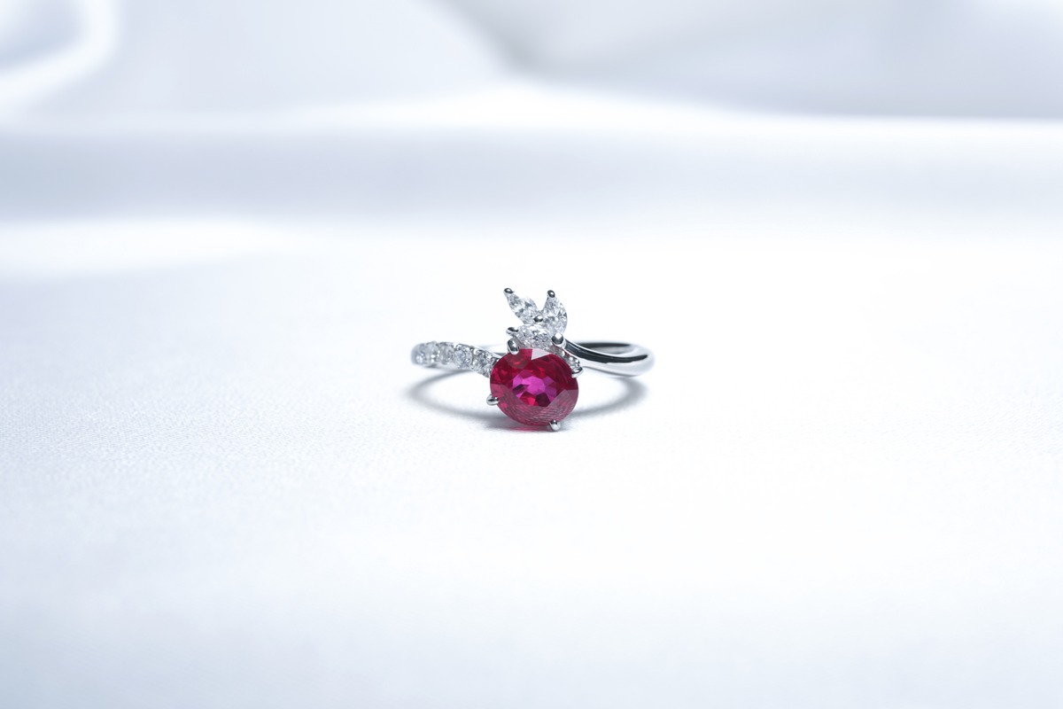ルビーリング / 永久保証付き】Pt900 天然ルビー 【中石1.556ct】婚約 