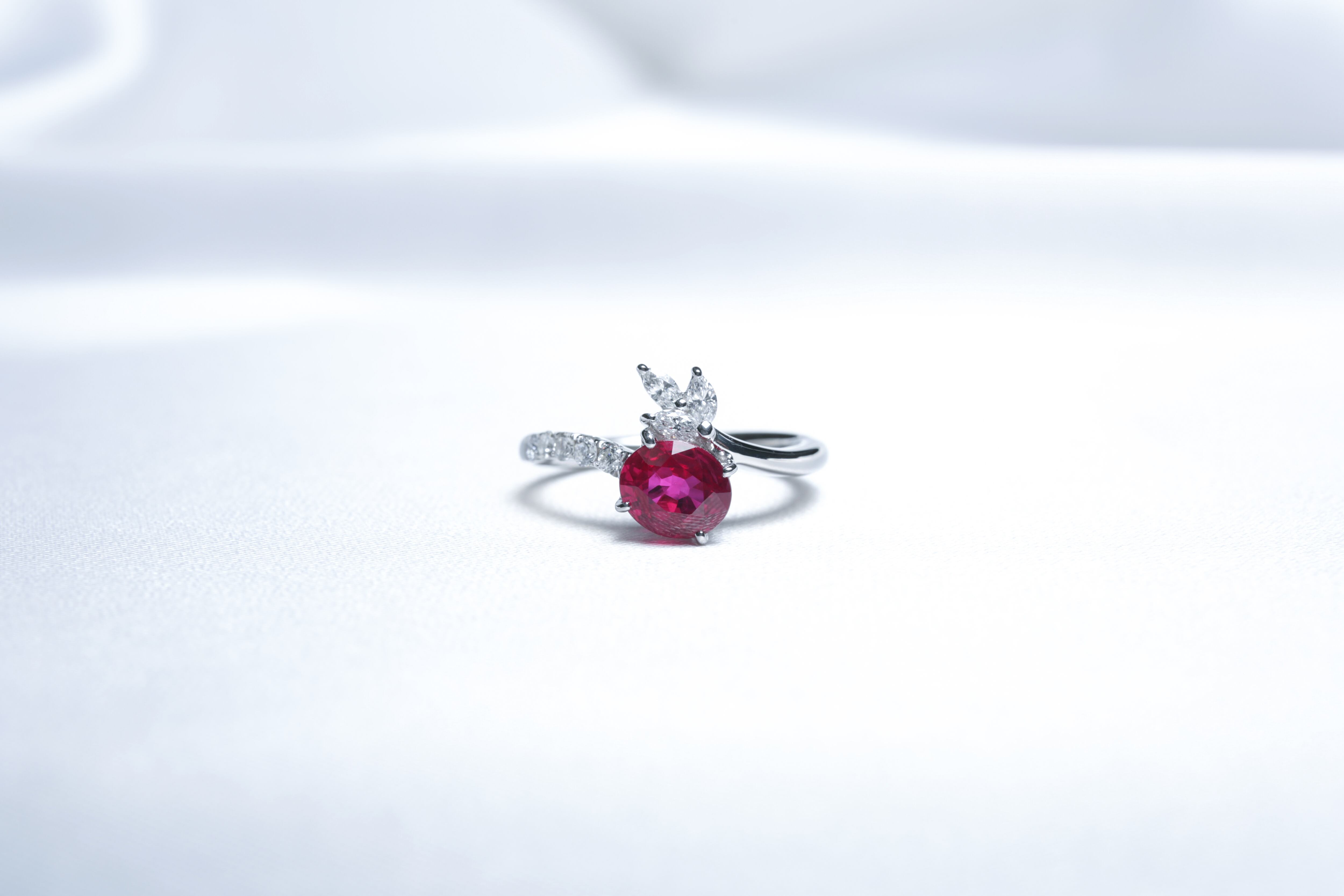 【ルビーリング / 永久保証付き】Pt900 天然ルビー 【中石1.556ct】婚約指輪 プロポーズリング【サイズ直し無料】