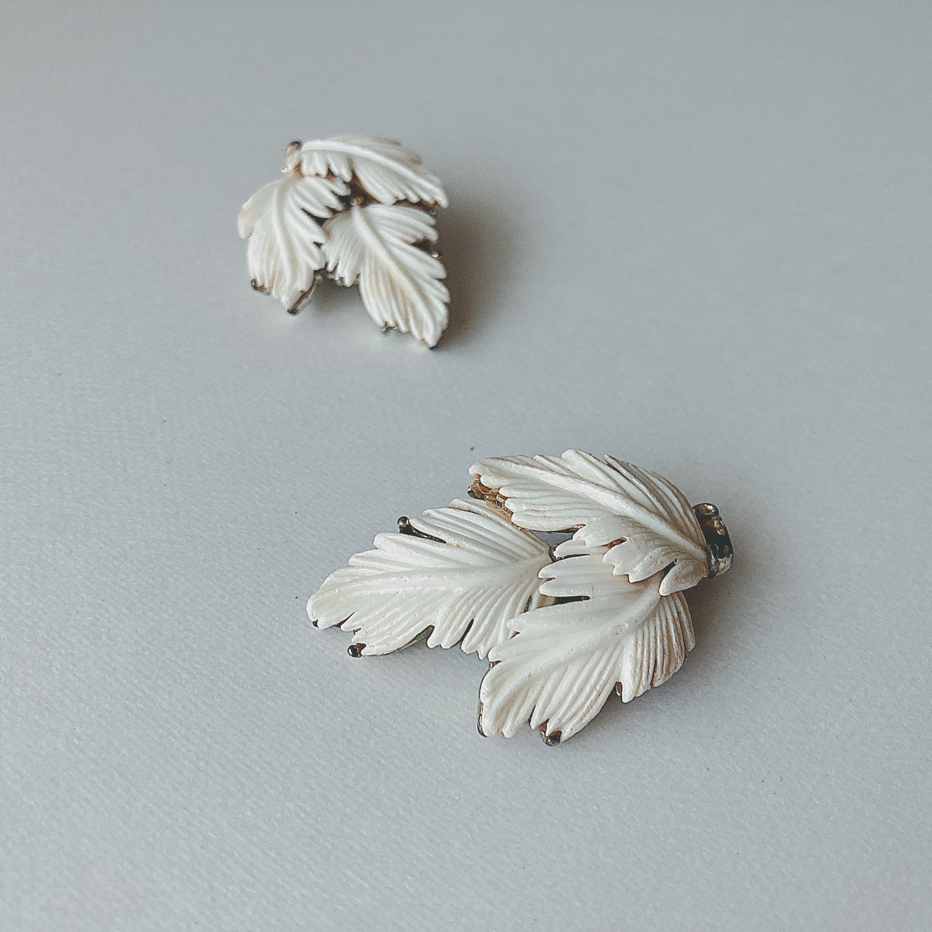 LISNER Vintage 50s - 60s white plastic feather earrings ヴィンテージ リスナー 50年代 - 60年代 ホワイト プラスチック フェザー 羽根 イヤリング