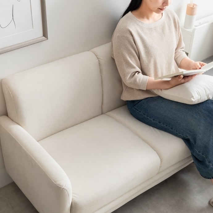 高級感のあるベロア生地を使用した、上質なデザインの2人掛け