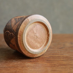 独特な模様が味わい深い、陶器のフラワーベース