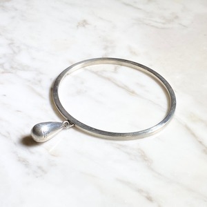 GUCCI silver narrow bangle with teardrop charm