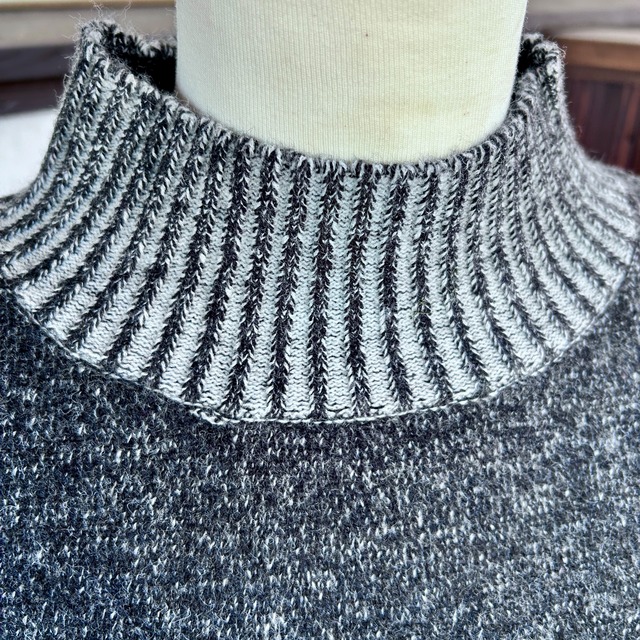ふんわりハイネックニット
