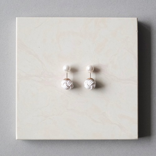 玉結び (胡粉) ピアスの画像