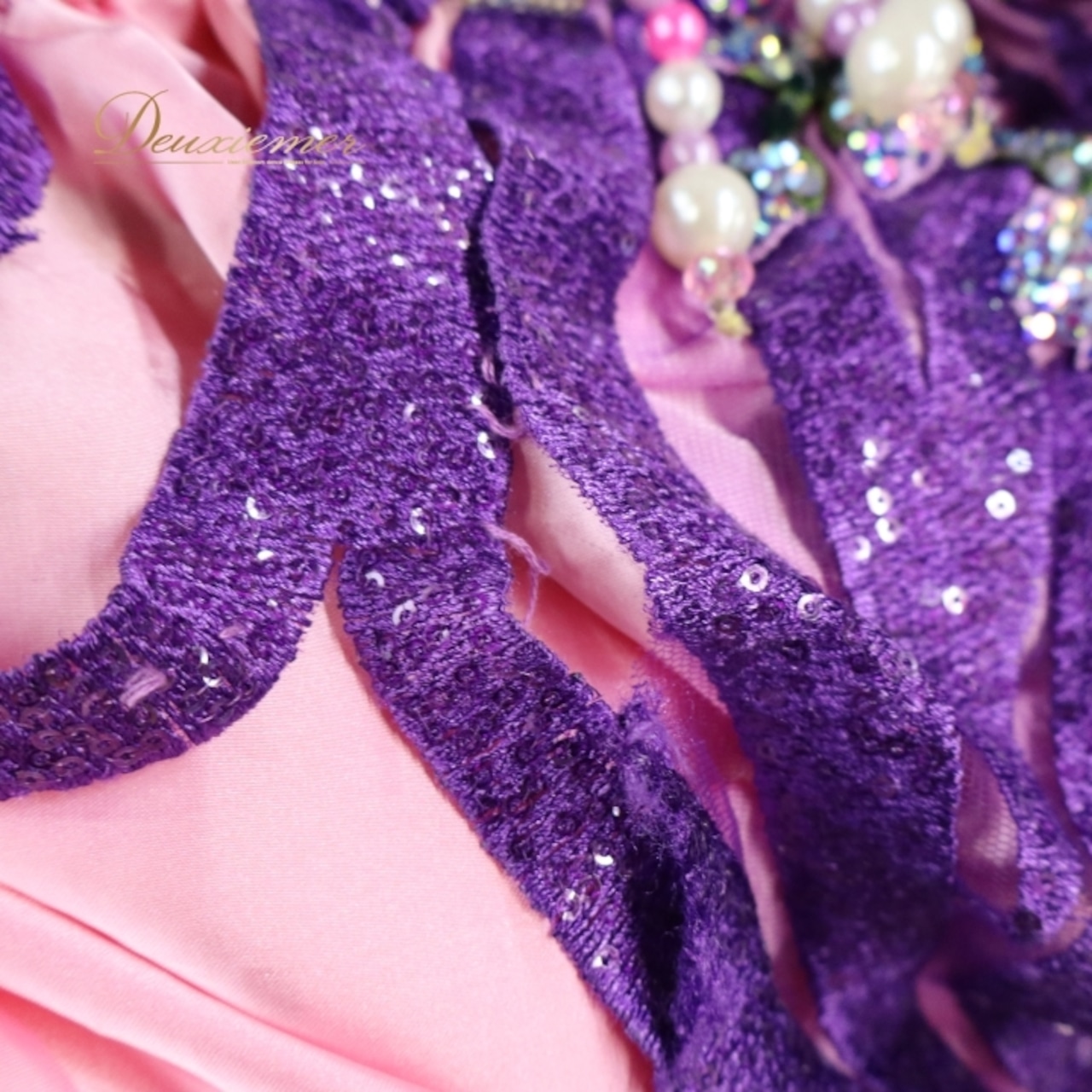 ベリーダンス オリエンタル 衣装 上下セット ピンク系 クイーン Queen トップス スカート 紫 緑 花 ラインストーン ビーズ 豪華 装飾 華やか かわいい エジプト製 イベント ステージ スリット ダンス衣装 パープル系 グリーン系