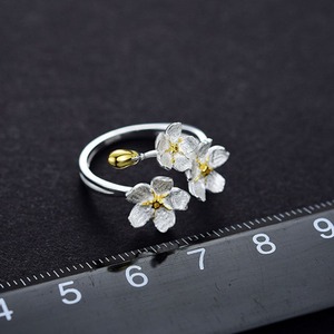 ワスレナグサのリング - 指先に優雅さを添える　R417