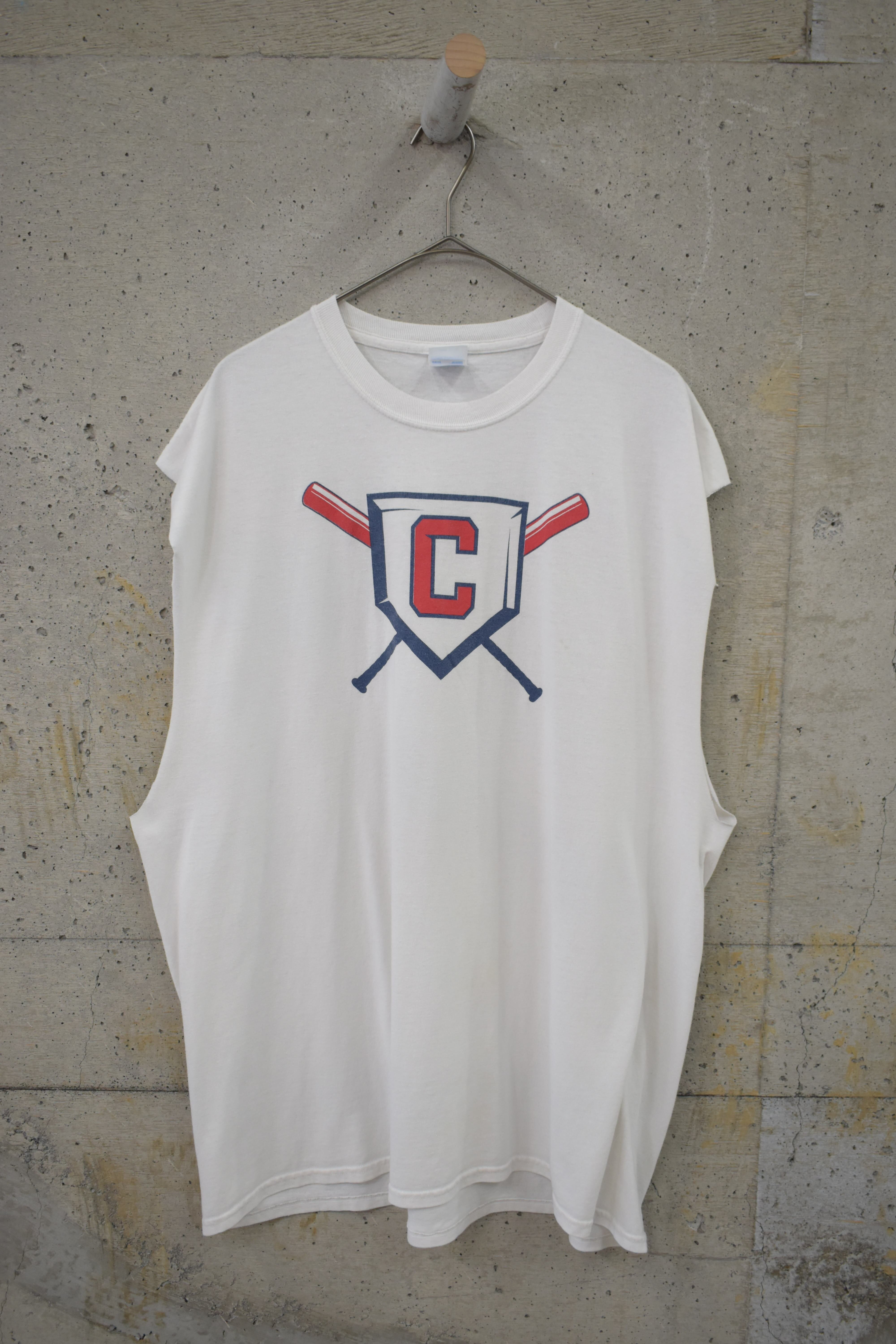 Sleeveless college-style print sleeveless top