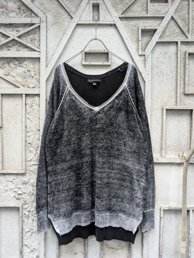 "ROCK & REPUBLIC" v-neck fade knit