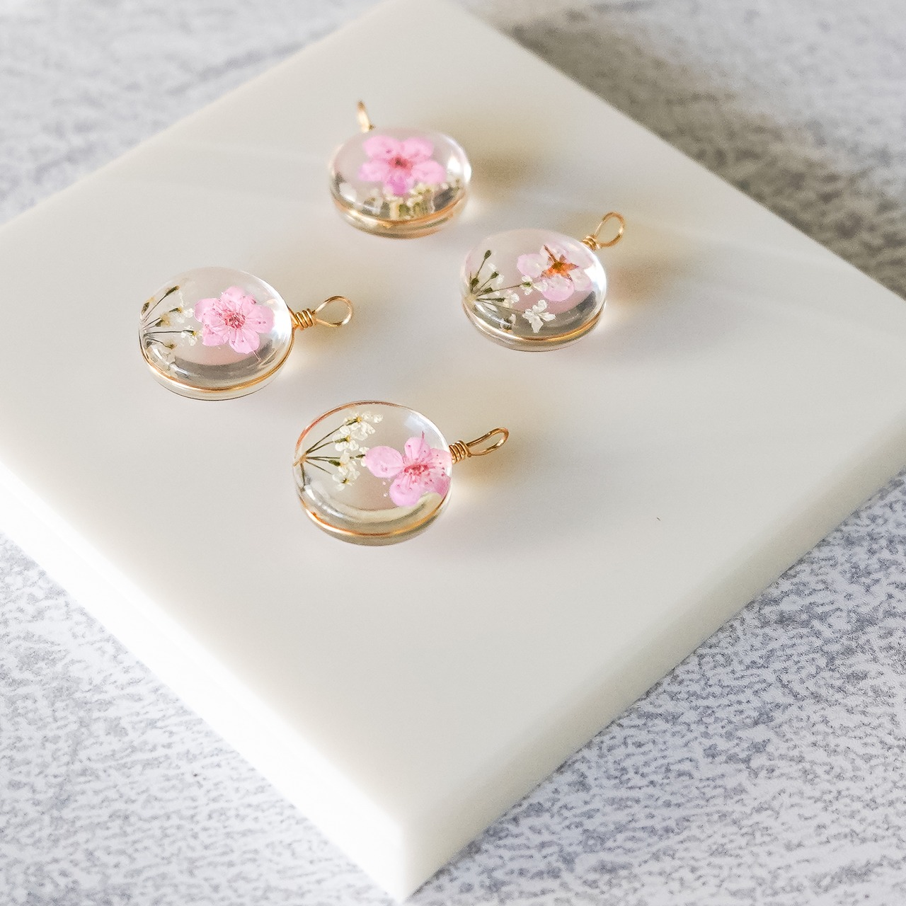 2個//レジン クリア 花 ドライフラワー 白 丸 アクリルパーツ 