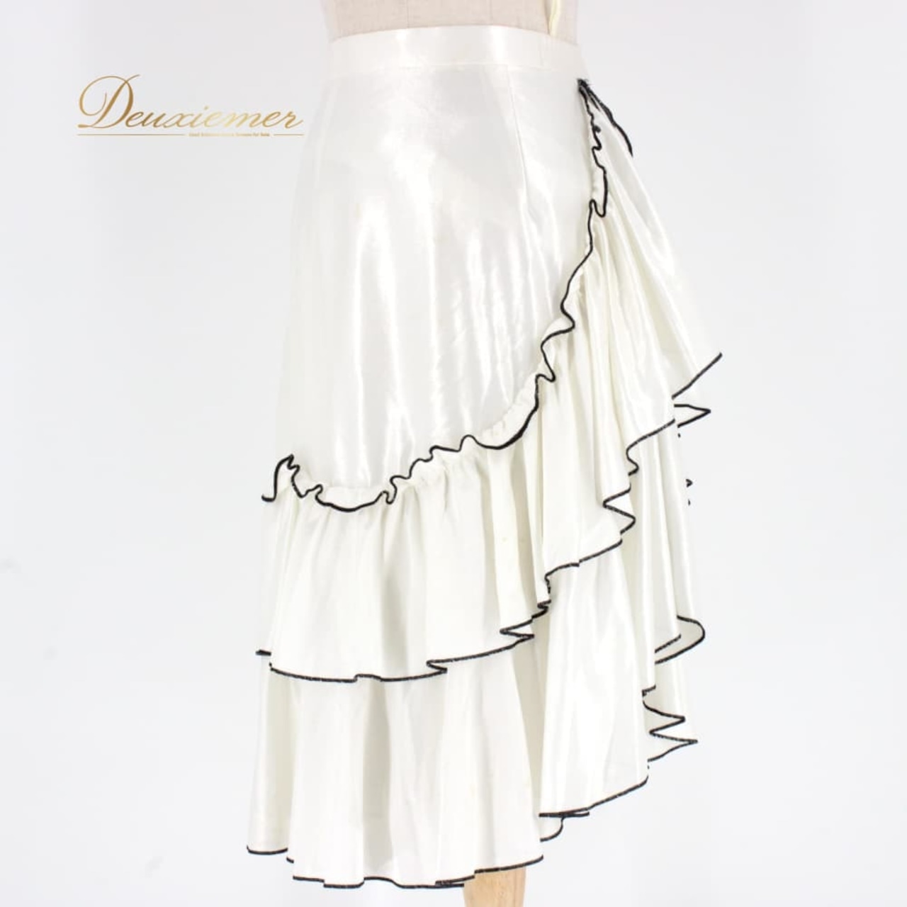 社交ダンス 衣装 スタンダード スカート レッスンウェア ブラック系 Sekine ホワイト系 フリル 白 黒 バイカラー フォーマル 練習着 ロングスカート ミディ丈 スカート単品 練習用 レッスン用 社交ダンス初心者 競技用 きれいめ フリルスカート フレアスカート チュール風 ひらひら 光沢 ポリエステル サテン調 ウエストゴム ふんわり 重ね着風 華やか モダン ラテン以外 ダンス衣装 コーデ 白黒 コントラスト ダンスタイム 衣裳 サイズM 9号相当 バイカラーデザイン