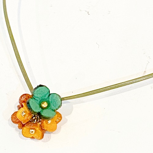 アナベル花プチチョーカー(花色ブルー＆イエロー　革紐オリーブ）