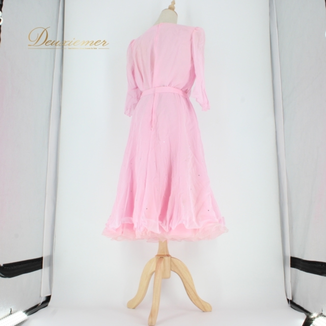 社交ダンス 衣装 スタンダード 上下セット ツーピース レッスンウェア パーティ衣装 U:NA ユーナ ピンク系 コサージュ 無地 ラインストーン 春色 ファスナー ストレッチ 二重スカート ふんわり コサージュ付き レディース ダンス用 ダンス衣装 講習用 発表会 おしゃれ おすすめ