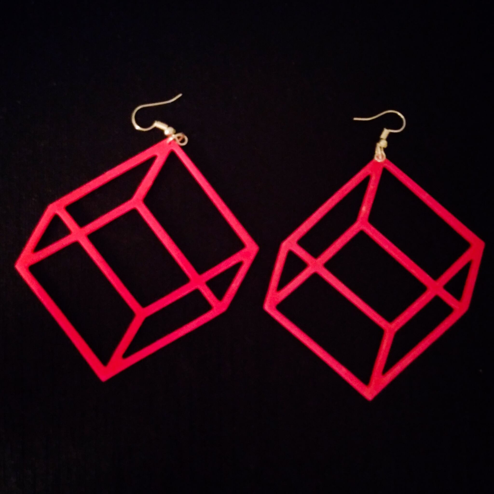 立体ボックス 派手派手ボックス ピアス イヤリング ネオンカラー ネオンピンク 立方体 幾何学 だまし絵 おもしろアクセサリー 個性派 派手 ダンス イベント フェス 発表会 ステージ