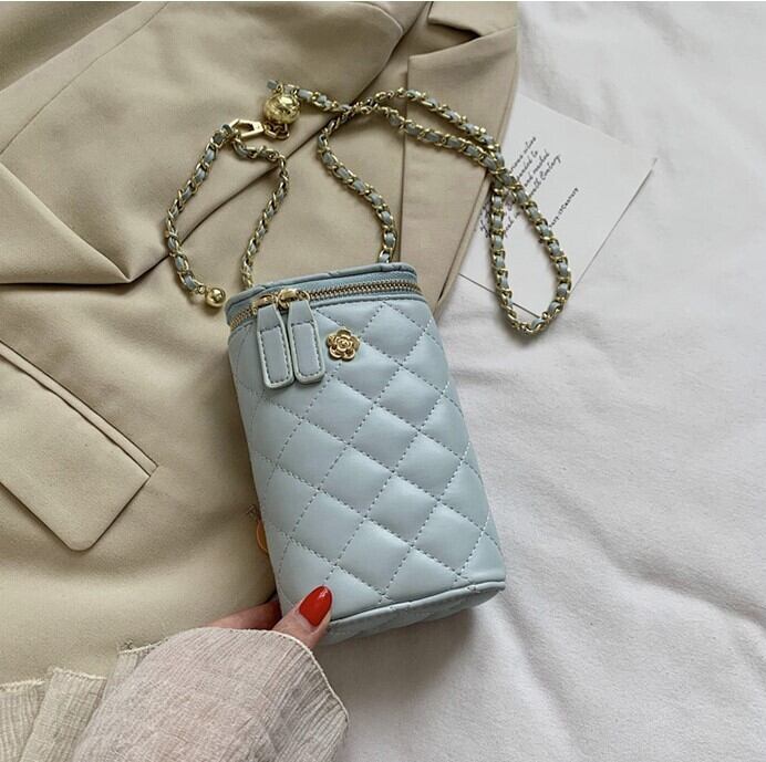 バッグ レディース 鞄 カバン かばん ショルダーバッグ 斜めがけバッグ 肩掛けバッグ スマホバッグ 携帯バッグ 便利 コンパクト 軽量 PU かわいい 大人可愛い きれいめ カジュアル 清楚 フェミニン おしゃれ お洒落 ナチュラル 送料無料 ラフ 韓国 韓国系 普段使い 楽ちん ワンマイル プチプラ 穴あき トレンド 流行 無地 学生 通学 デート お出かけ 女子会 休日 旅行 ホワイト 白 ブラック 黒 ブルー 青 春 夏 秋 冬 オールシーズン 10代 20代 30代 ママ 小さめ