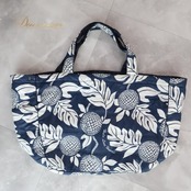 フラダンス 小物 バッグ ネイビー系 フララニ フラ ダンス トートバッグ 中綿 大き目 ホワイト系 紺 白 綿入り ハワイアン アロハ Hula Lani ハワイアンプリント フラバッグ トート 大きめバッグ レジャー バッグ ハワイ柄 軽量 おしゃれ 日常使い 旅行用 ショッピングバッグ カジュアル 収納力 折りたたみ かわいいデザイン