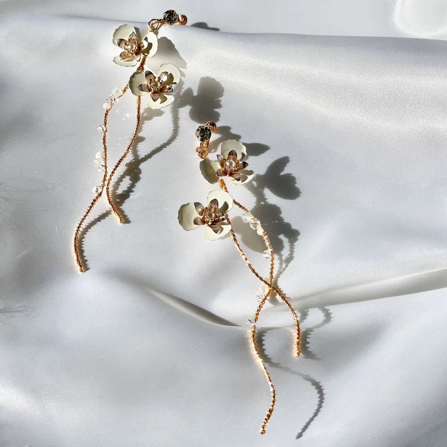 E-127 ウェディング アクセサリー【メタル ホワイト フラワー ロング イヤリング 】ブライダル