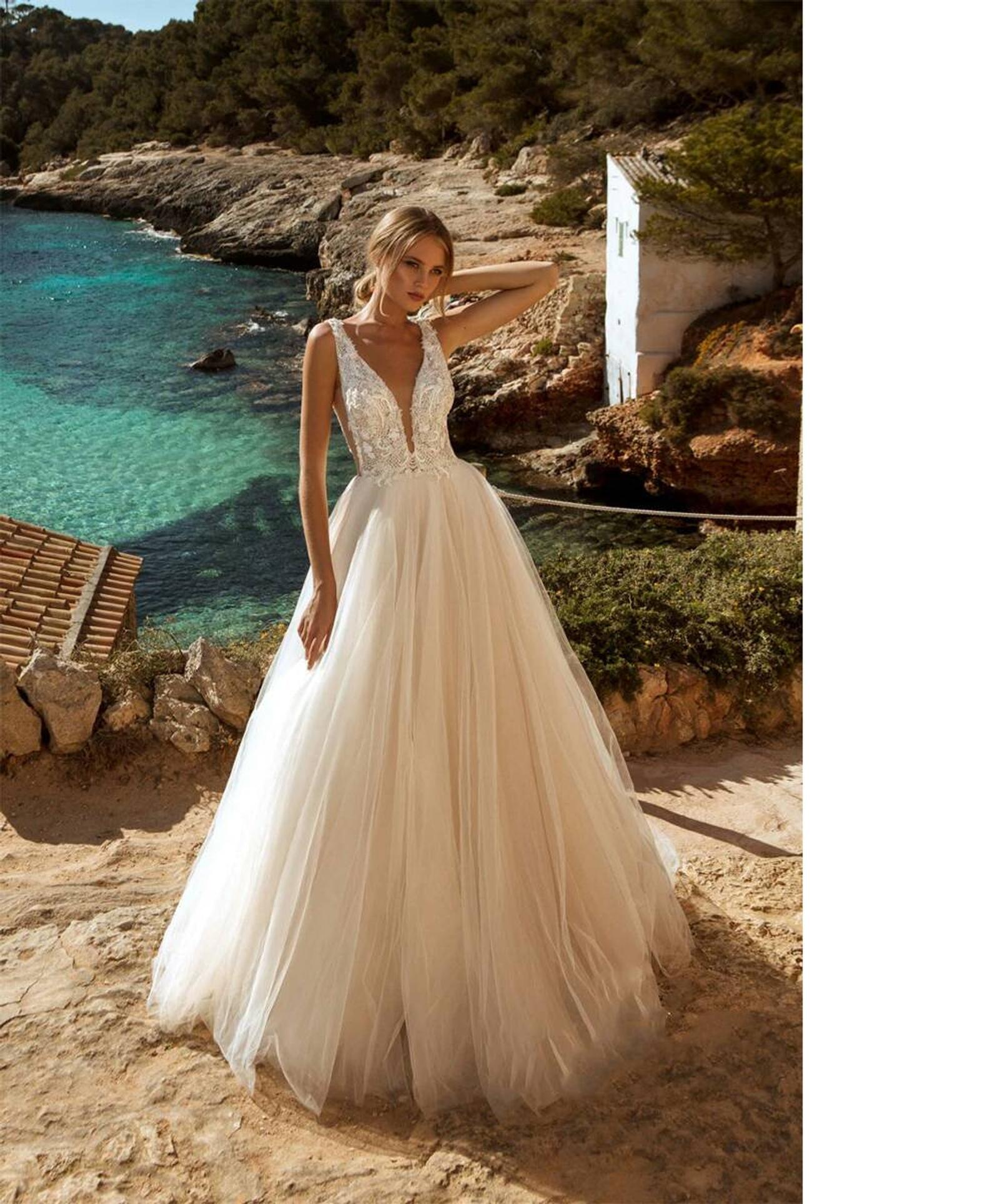 優雅なVネックのウェディングドレスA字型の復古レースの花に花嫁ドレス