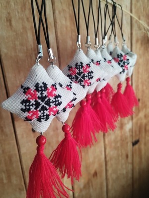 UA.Designerオリジナル手刺繡キーホルダー　幸せ