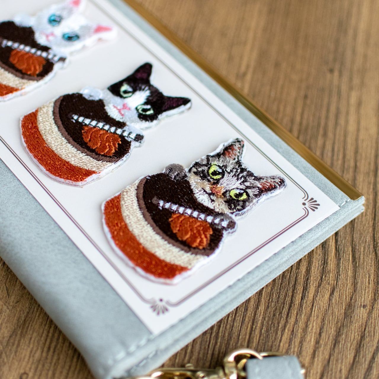 甘い時間を閉じ込めた、にゃんスイーツ刺繍シール【チョコケーキ