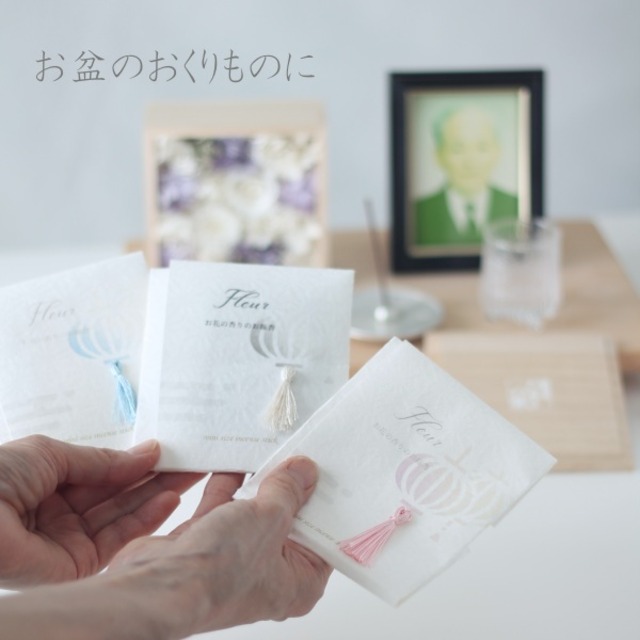 お盆のおくりものに【桐箱入り仏花とお線香のセット－涼彩すずさー】