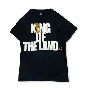 クリーブランド・キャバリアーズ 2016年 優勝 「KING OF THE LAND」 Tシャツ
