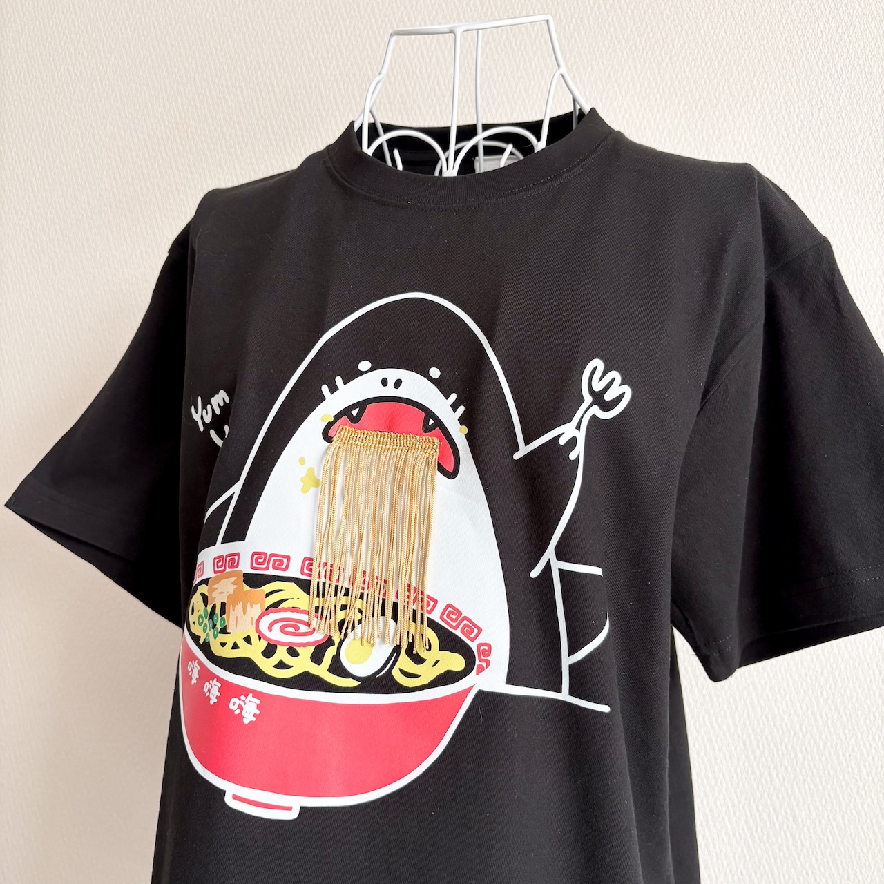 【KIDS 150サイズ】　I LOVE RAMEN!!! – SLURP SHARK 叫べ！ラーメン愛！！ 大人気！【ラーメン大好き!!】 サメTシャツ　 フリンジ刺繍ラーメン麺 シャークT - 7