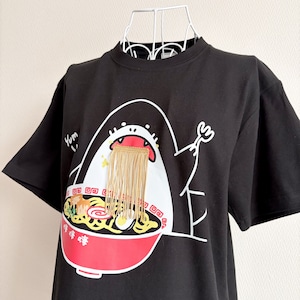 【KIDS 150サイズ】　I LOVE RAMEN!!! – SLURP SHARK 叫べ！ラーメン愛！！ 大人気！【ラーメン大好き!!】 サメTシャツ　 フリンジ刺繍ラーメン麺 シャークT