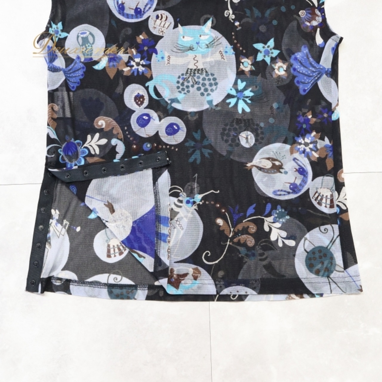 レディース トクコプルミエヴォル TOKUKO 1er VOL トップス ブラウス ブラック系 日本製 猫 柄 ハイネック タートルネック 透け感 メッシュ生地 黒 青 白 カジュアル 可愛い 華やか トクコ グレイ系 ブルー系 ホワイト系