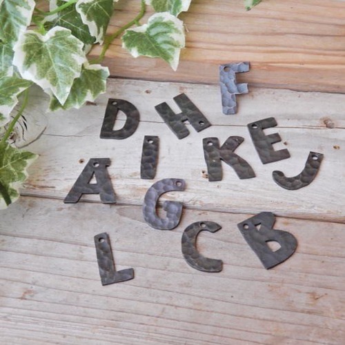 TOPANGA Zakka India Hammered Iron Alphabet Plate S 3cm Black 　インド　ハンマーアイアンアルファベットプレート　小　ブラック　看板　サインプレート　鉄　住所　店舗　表札　槌目