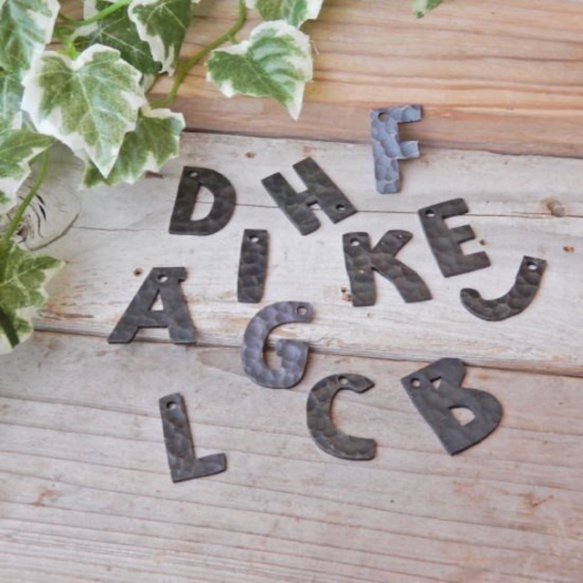 TOPANGA Zakka India Hammered Iron Alphabet Plate S 3cm Black 　インド　ハンマーアイアンアルファベットプレート　小　ブラック　看板　サインプレート　鉄　住所　店舗　表札　槌目