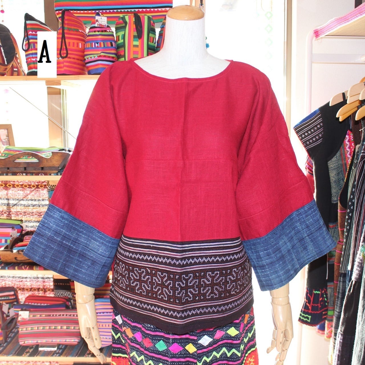 ベトナムモン族刺繍とろうけつ染めのトップス | タイの民族刺繍雑貨