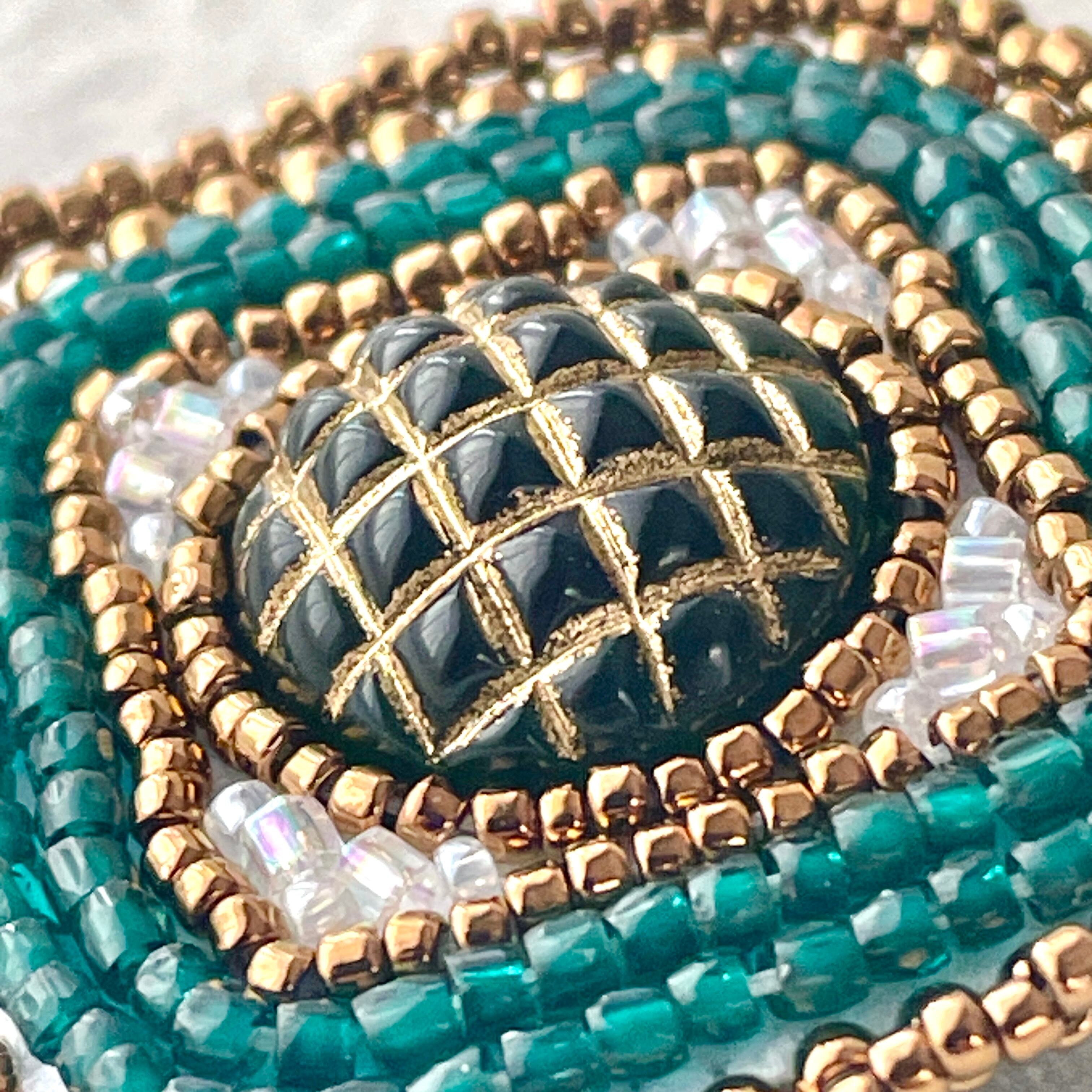 グリーン×ゴールド・クロスチェックカット〈ビーズ刺繍のブローチ