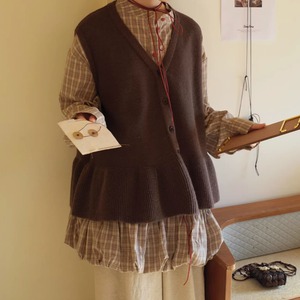 Vネック裾フリルニットベスト ・10241