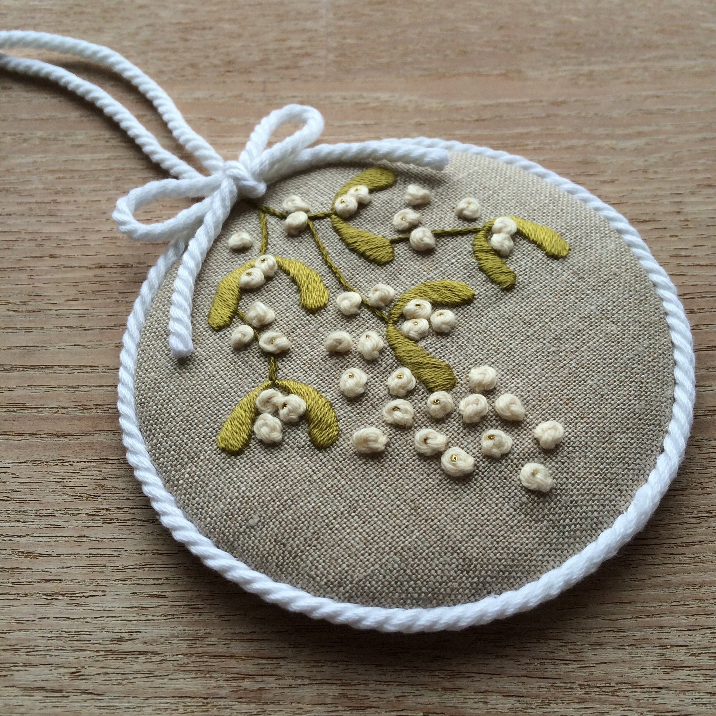 刺繍のキット ヤドリギのオーナメント