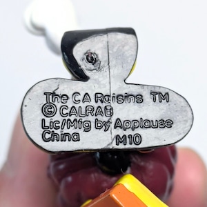 ☆ DEADSTOCK / VINTAGE 1991 ☆ 【 California Raisins(カリフォルニアレーズン)】『 Buster(バスター)/ Hardee's / CARD有り 』 ハーディーズミールトイシリーズ / PVC フィギュア ビンテージトイ 〚アメリカン雑貨 アメトイ〛