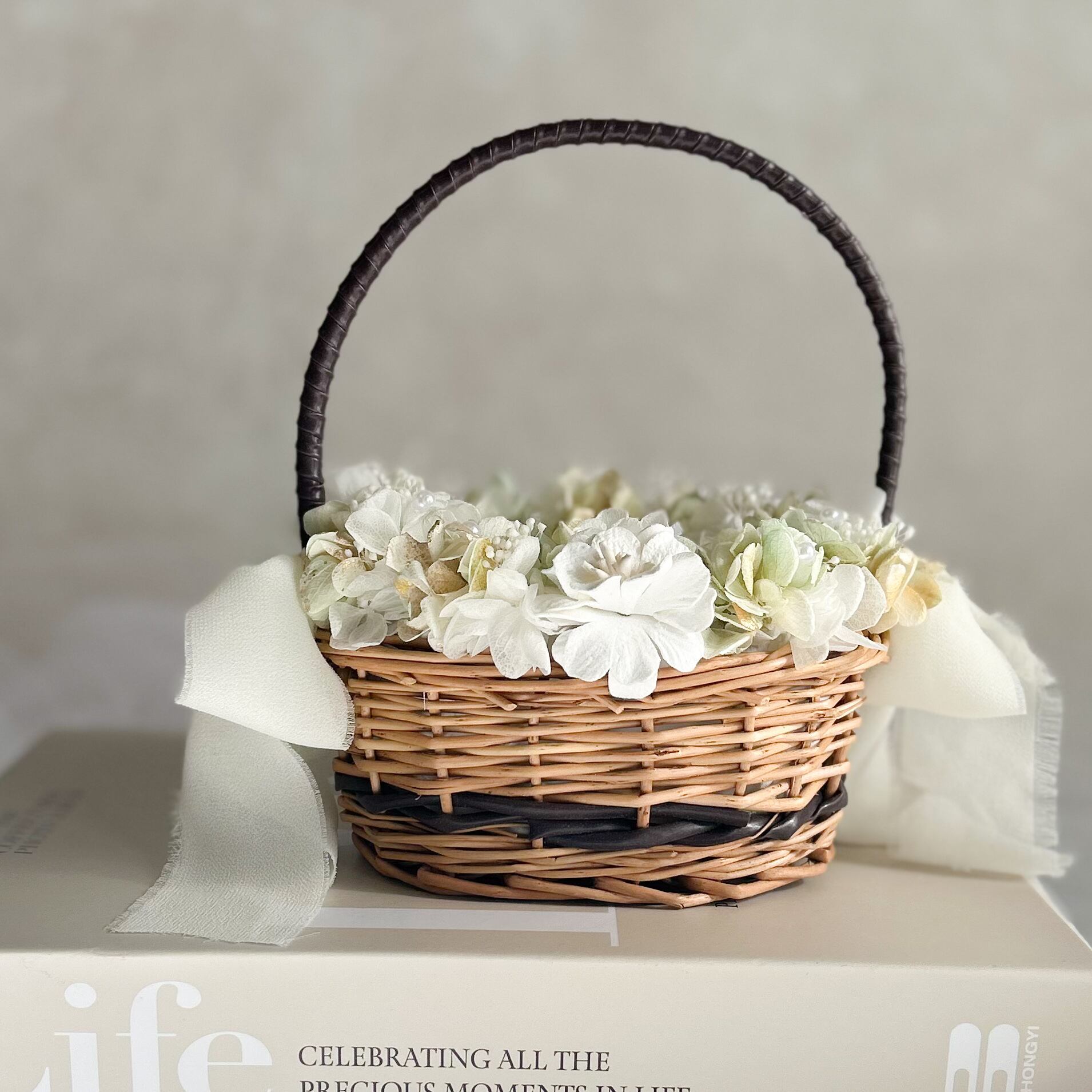 Oval green gold ring pillow （brown）