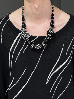 stone like necklace / black × silver