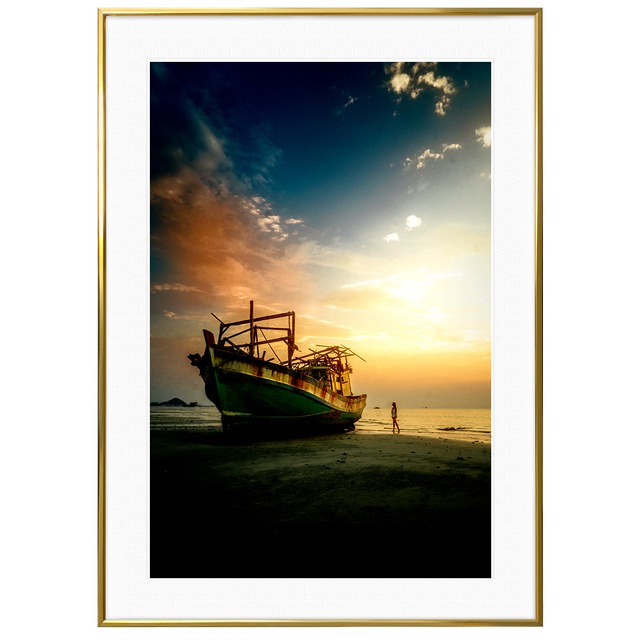 夕日写真夕陽に染まる海岸 船の側に立つ女性 インテリアアートポスター額装 AS1658