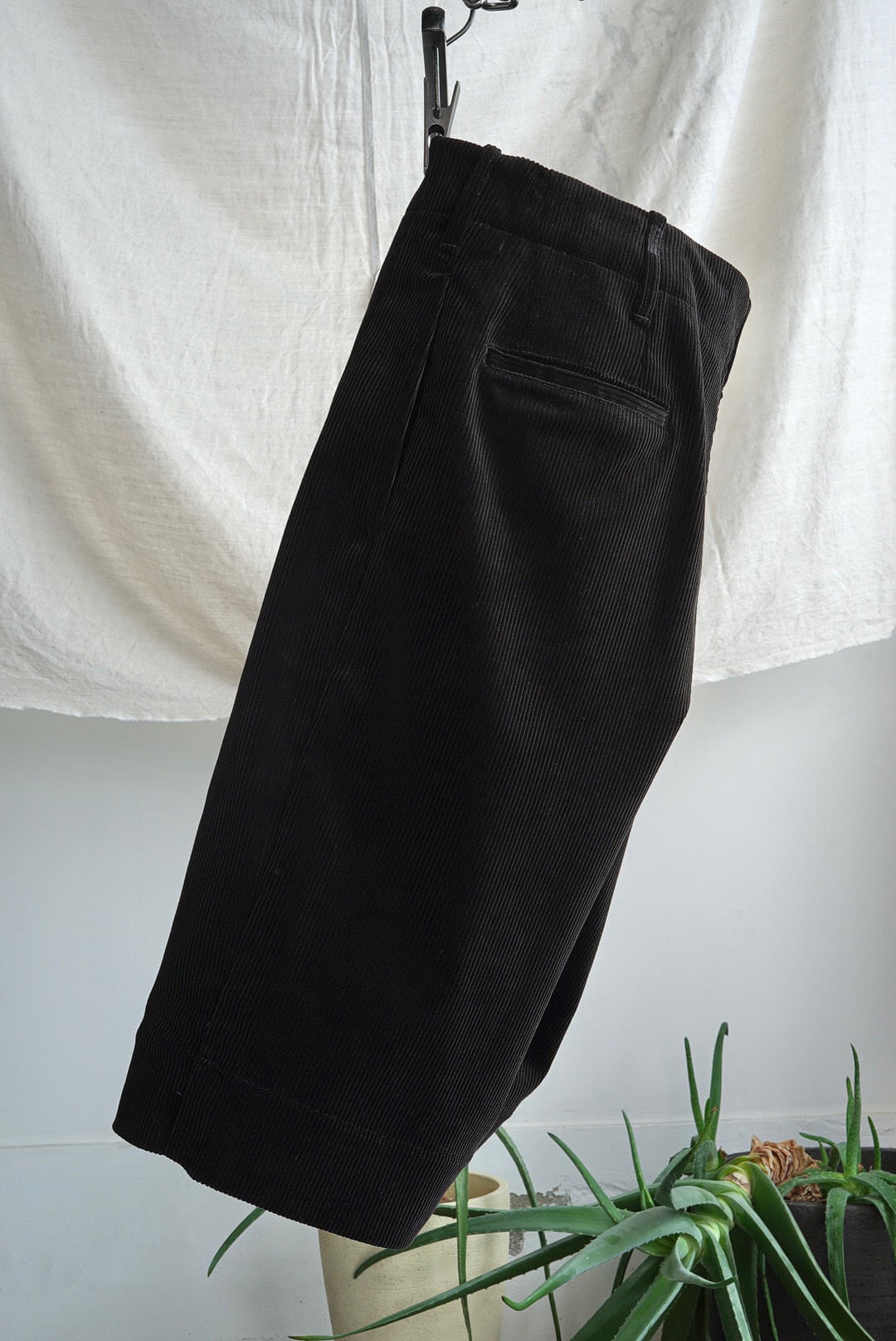 TUKI - 原田服飾研究所 - CORDUROY WIDE SHORTS / EBONY | Brownie