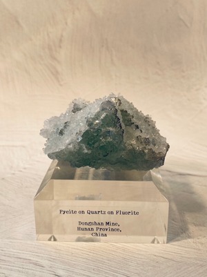 原石置物：中国湖南省産フローライトwith水晶原石
