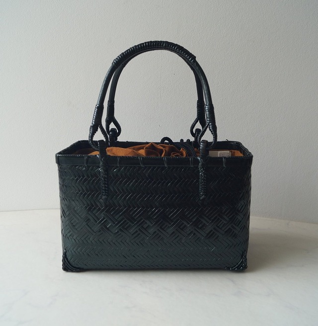 【バッグ】内布付き　竹籠バッグ　黒色×土色　250314Ⓘ