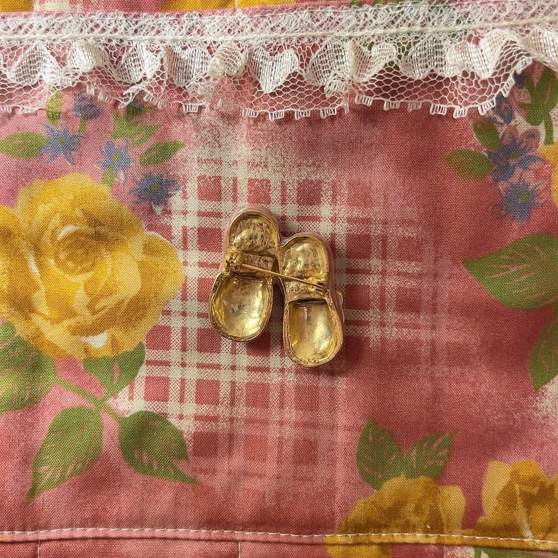 pink ribbon shoes brooch