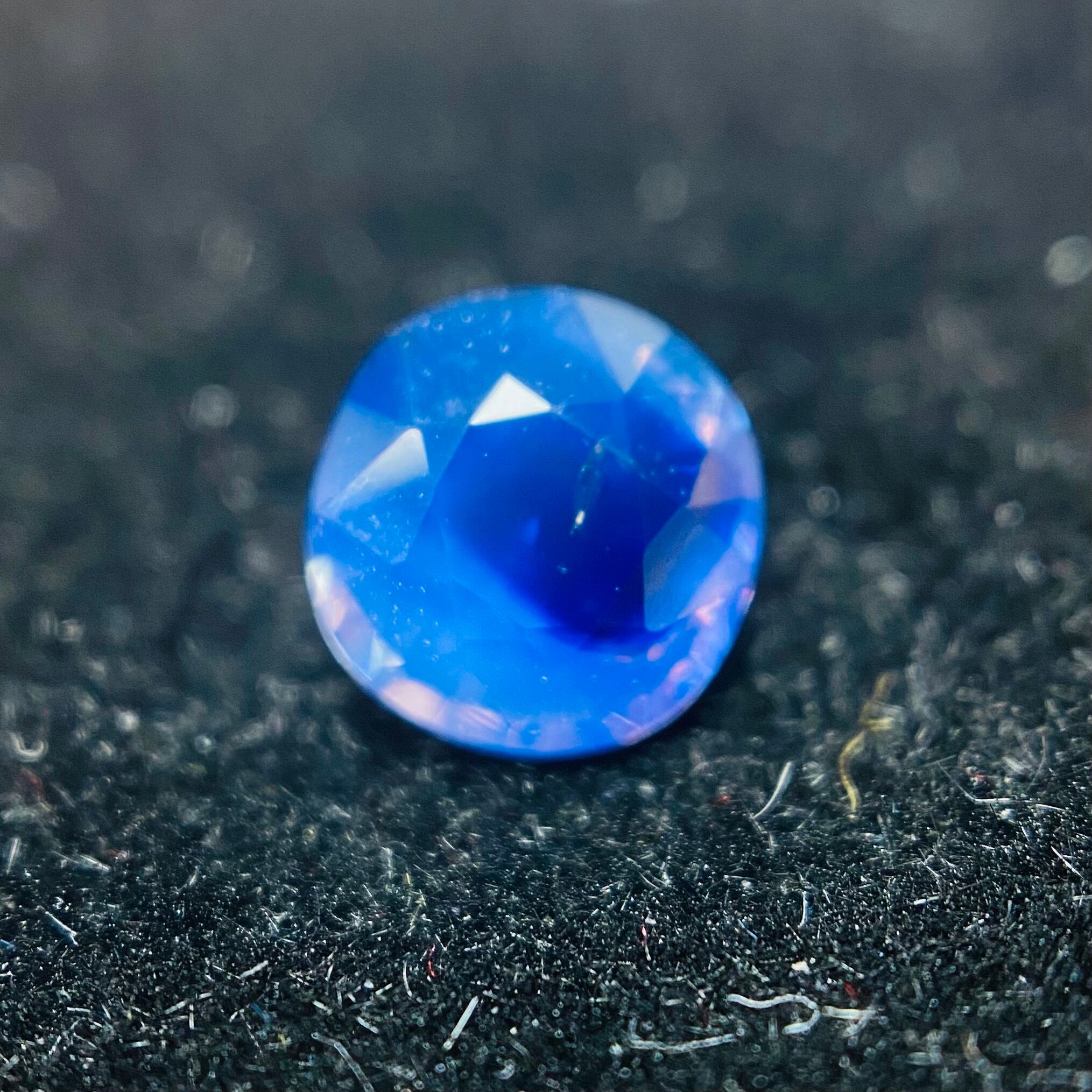 幻想的なシルキーブルーサファイア