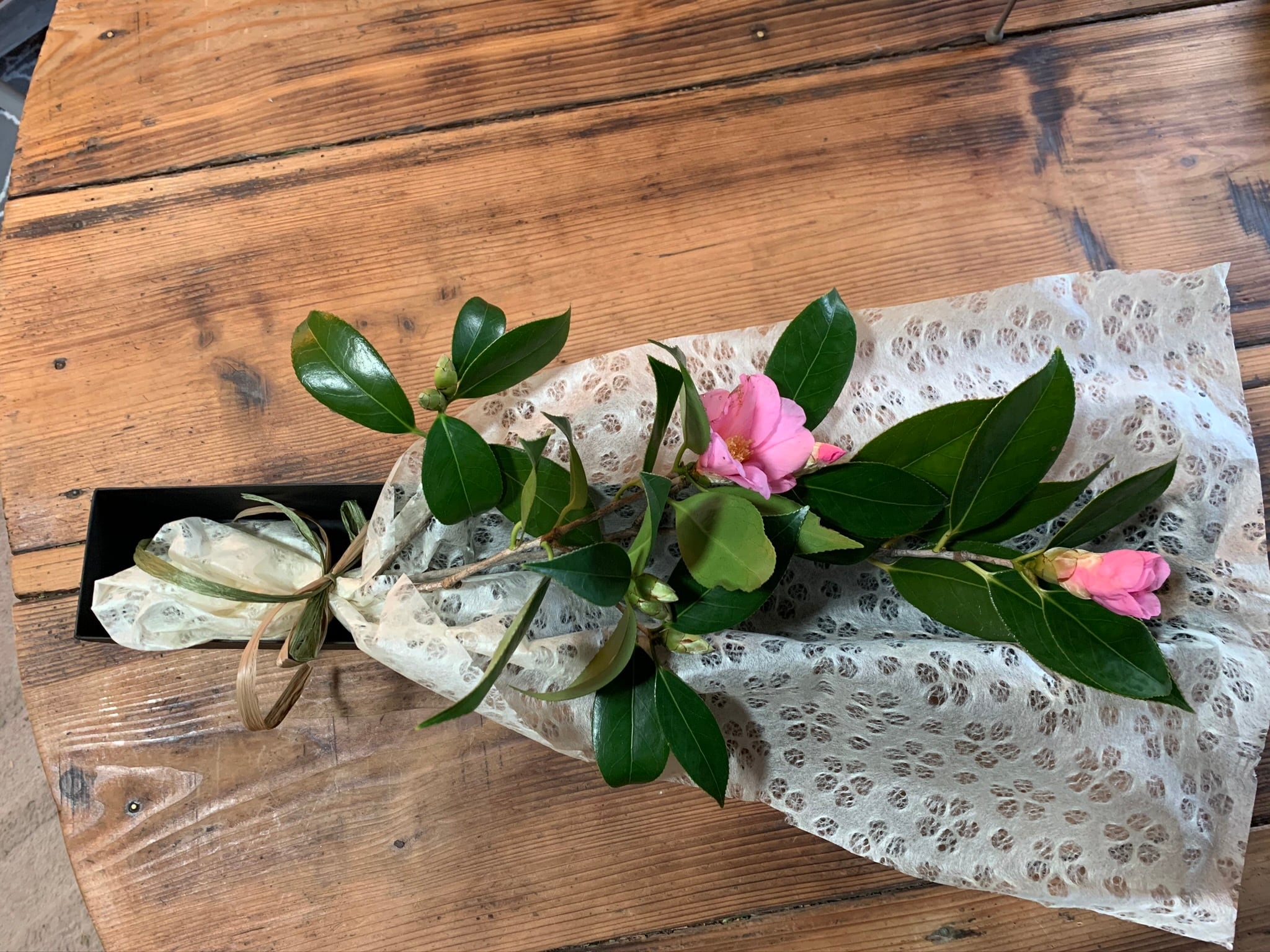 ハンドメイド 木彫り 収納ボックス 椿 お花 木彫り 飾り鉢『椿』 - 尾澤木彫 | minne byGMOペパボ 国内最大