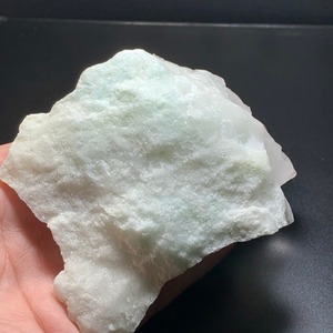 1.フローライトハリネズミが住み着いている水晶クラスター