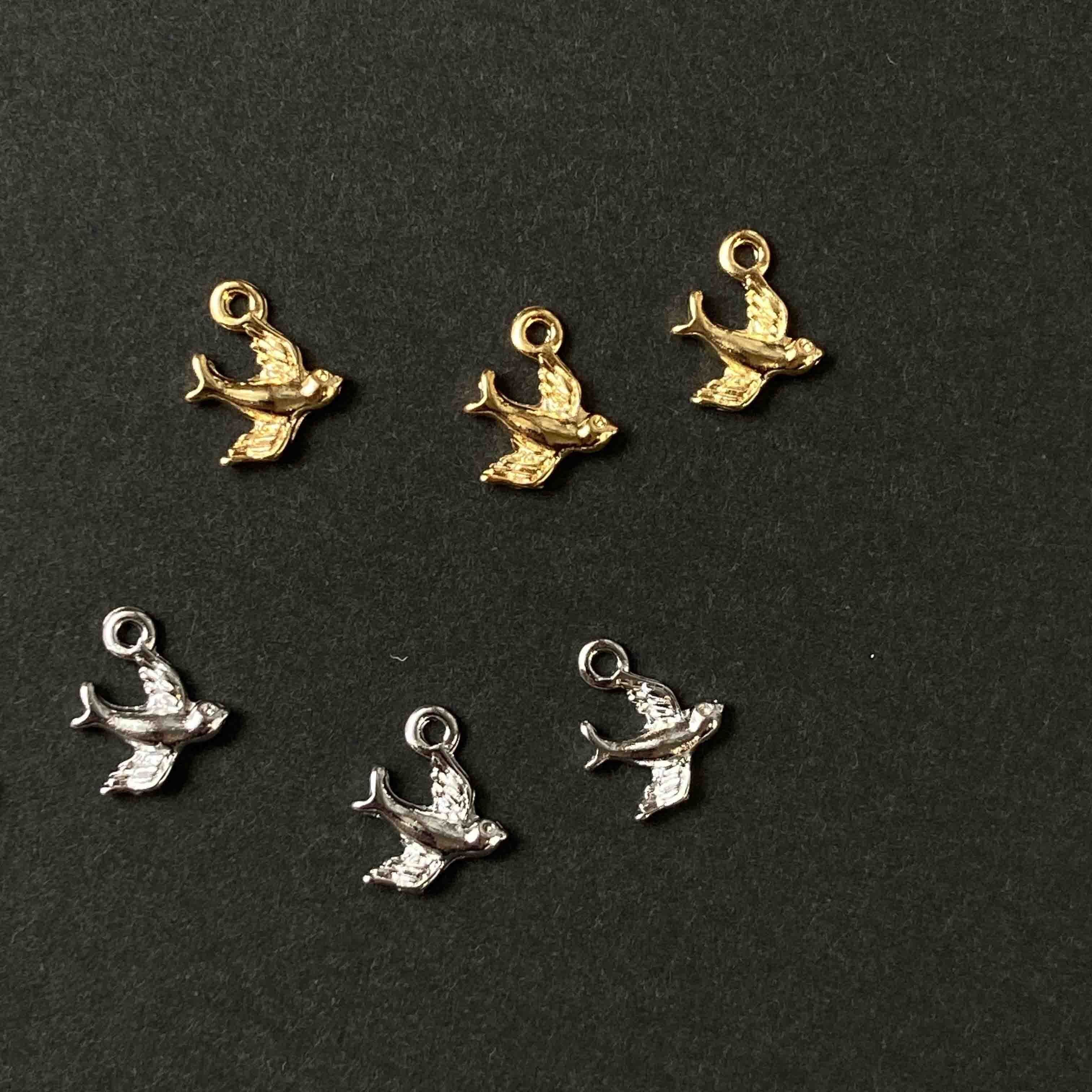 羽ばたくツバメのメタルチャーム | Dua-アクセサリーパーツショップ