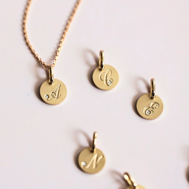 K18 Initial Pendant – Small Luxury – 18金イニシャル ダイヤモンド ペンダントトップ